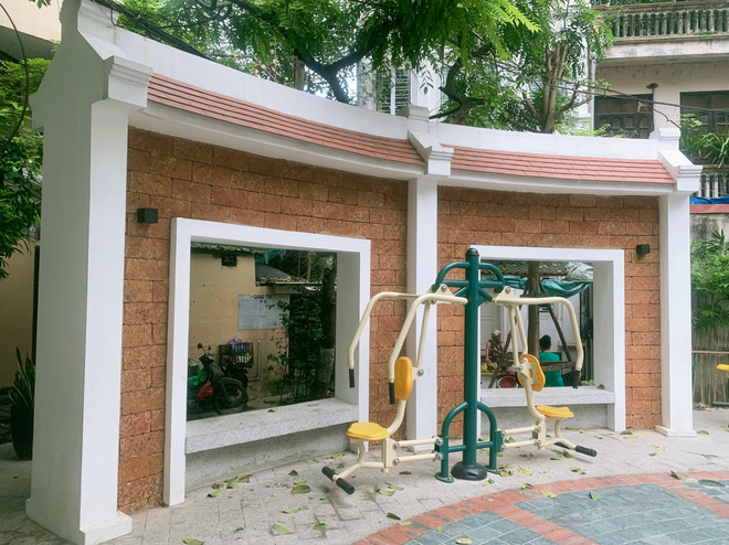 Quanh khu vực giếng được bố trí nhiều máy tập thể dục, chỗ ngồi để phục vụ nhu cầu của người dân.(Ảnh: PV/Vietnam+) sangieng8.jpg