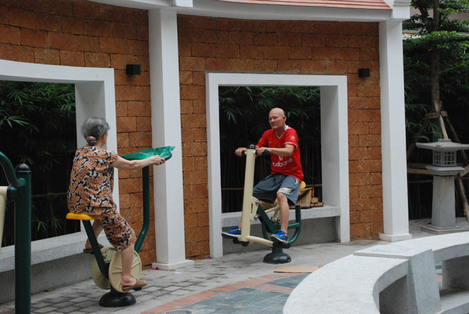 Giữa đô thị đông đúc, một không gian mang đậm nét văn hóa truyền thống như thế này được người dân xem là món quà quý. (Ảnh: PV/Vietnam+) hnt-sangieng24.JPG