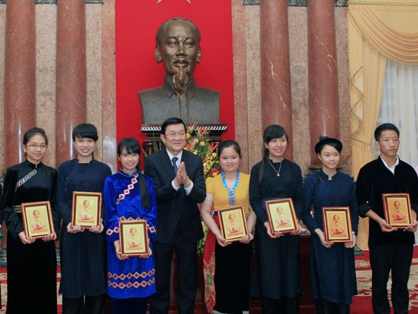 Cậu học trò mồ côi người Mông trên cao nguyên đá Đồng Văn ảnh 2