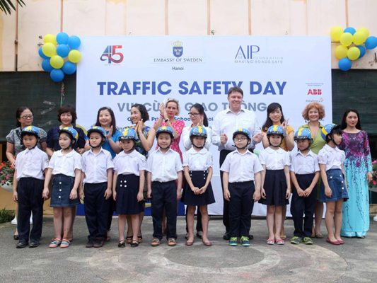 Trao tặng gần 500 mũ bảo hiểm cho học sinh tiểu học ảnh 1