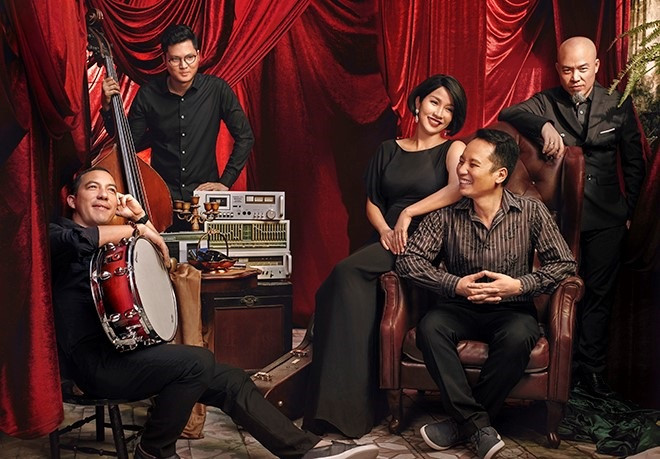 Diva Mỹ Linh hát theo yêu cầu của khán giả trong đêm nhạc trực tuyến ảnh 1