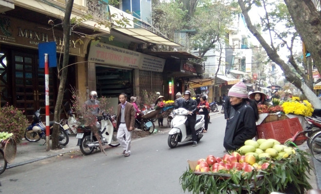 Người dân phố cổ Hà Nội tất bật mua sắm chuẩn bị Tết Nguyên Tiêu ảnh 10