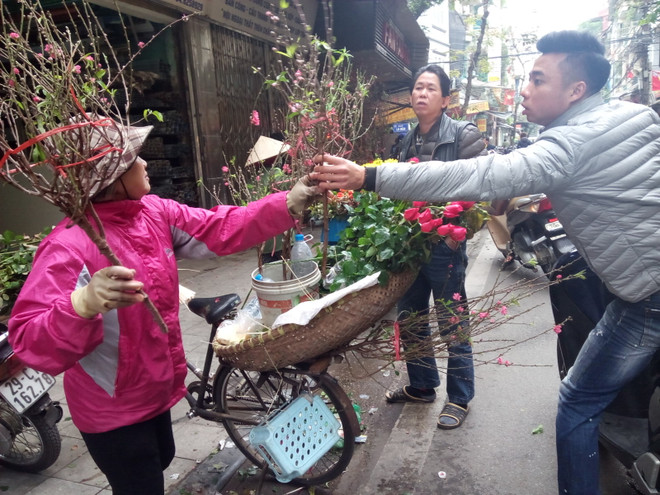 Người dân phố cổ Hà Nội tất bật mua sắm chuẩn bị Tết Nguyên Tiêu ảnh 2