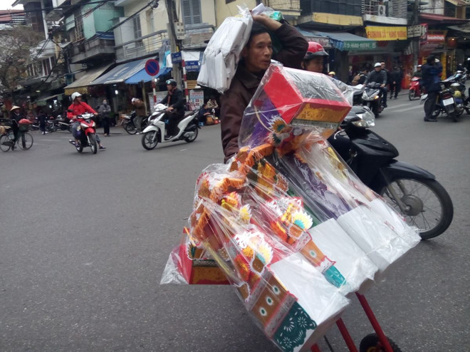 Người dân phố cổ Hà Nội tất bật mua sắm chuẩn bị Tết Nguyên Tiêu ảnh 9