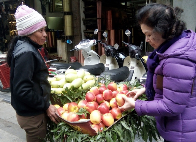 Người dân phố cổ Hà Nội tất bật mua sắm chuẩn bị Tết Nguyên Tiêu ảnh 7