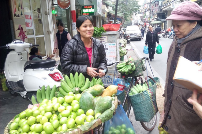 Người dân phố cổ Hà Nội tất bật mua sắm chuẩn bị Tết Nguyên Tiêu ảnh 5