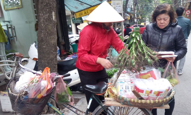 Người dân phố cổ Hà Nội tất bật mua sắm chuẩn bị Tết Nguyên Tiêu ảnh 8