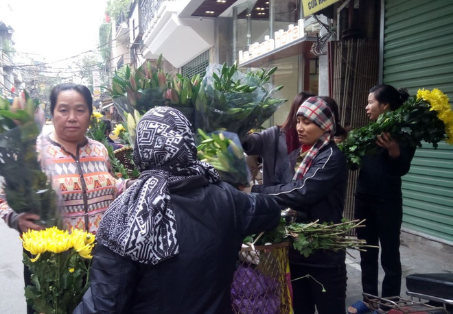 Người dân phố cổ Hà Nội tất bật mua sắm chuẩn bị Tết Nguyên Tiêu ảnh 4