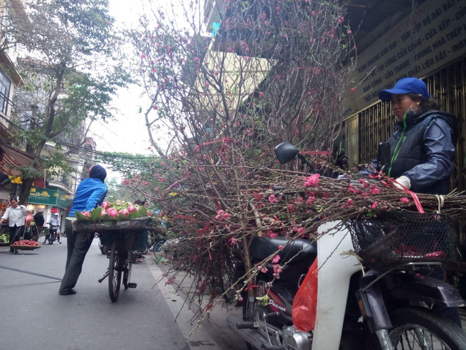 Người dân phố cổ Hà Nội tất bật mua sắm chuẩn bị Tết Nguyên Tiêu ảnh 3