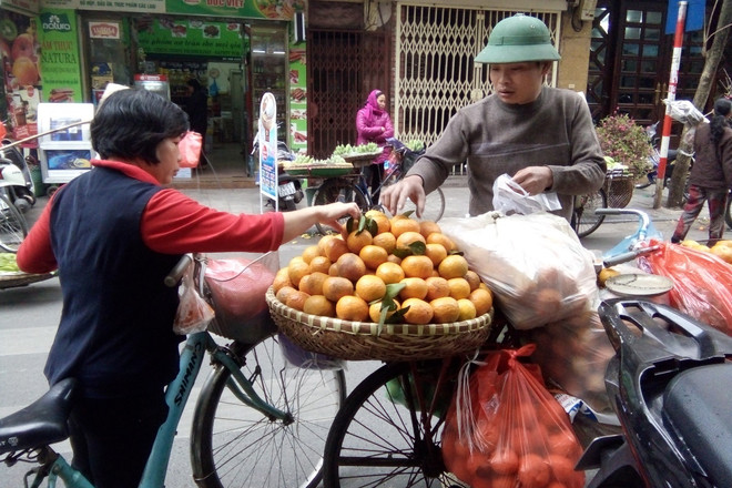 Người dân phố cổ Hà Nội tất bật mua sắm chuẩn bị Tết Nguyên Tiêu ảnh 6