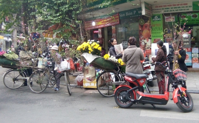 Người dân phố cổ Hà Nội tất bật mua sắm chuẩn bị Tết Nguyên Tiêu ảnh 1