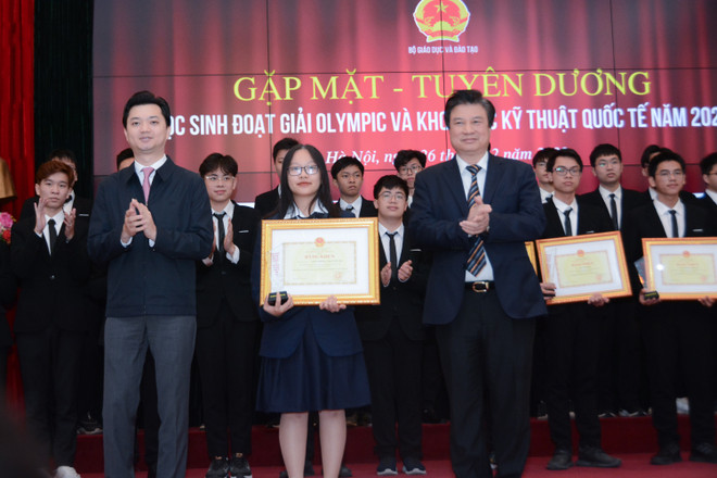 Bộ Giáo dục và Đào tạo tặng bằng khen cho các học sinh xuất sắc tại buổi lễ. (Ảnh: Bộ GD-ĐT) Khen thưởng 33 học sinh đoạt giải Olympic và khoa học quốc tế ảnh 1