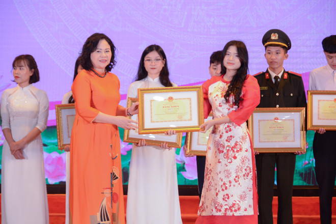 Thứ trưởng Bộ Giáo dục và Đào tạo Ngô Thị Minh trao giải nhất cho em em Trịnh Vũ Tú Linh, học sinh lớp 9A11, Trường Trung học cơ sở Ngô Quyền, quận Lê Chân, thành phố Hải Phòng. (Ảnh: BTC) Trên 1,7 triệu thí sinh dự thi học tập và làm theo tấm gương Bác Hồ ảnh 1