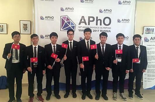 Các thành viên của đội tuyển Oympic Vật lý Châu Á Việt Nam năm 2017. (Ảnh: Bộ GD&ĐT) Việt Nam đăng cai tổ chức Kỳ thi Olympic Vật lý Châu Á năm 2018 ảnh 1