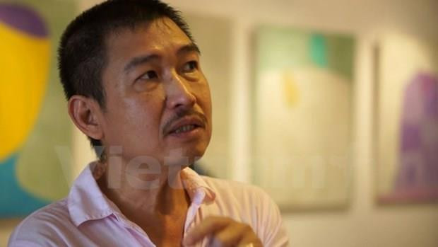 Họa sỹ Lê Thiết Cương theo đuổi phong cách tối giản trong sáng tạo nghệ thuật. (Ảnh: PV/Vietnam+) Họa sỹ Lê Thiết Cương mang ‘Chuyện ghế’ đi khắp ba miền ảnh 1