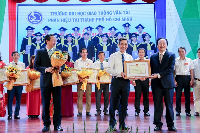 Phó giáo sư Nguyễn Thanh Chương, Phó Hiệu trưởng Đại học Giao thông Vận tải đại diện trường nhận bằng khen tập thể tiêu biểu xuất sắc. (Ảnh: PV/Vietnam+). Ngành giáo dục tuyên dương 24 điển hình tiên tiến xuất sắc ảnh 2