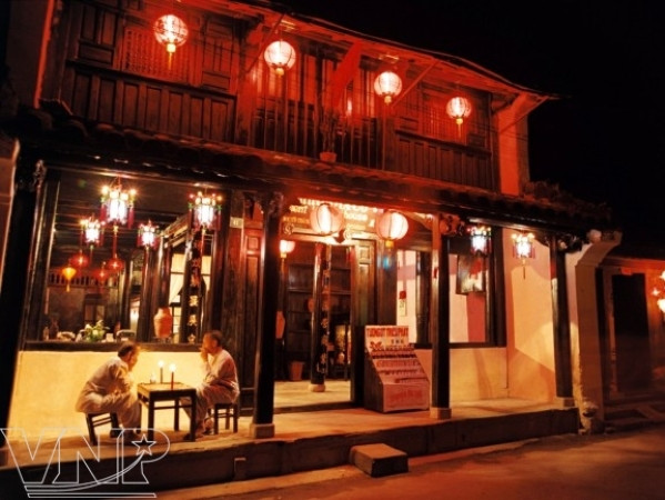 Ngôi nhà cổ ở Hội An lung linh trong ánh đèn lồng (Ảnh: TTXVN) Mô hình BQL di tích: Chuyện “trăm hoa đua sắc” ảnh 2