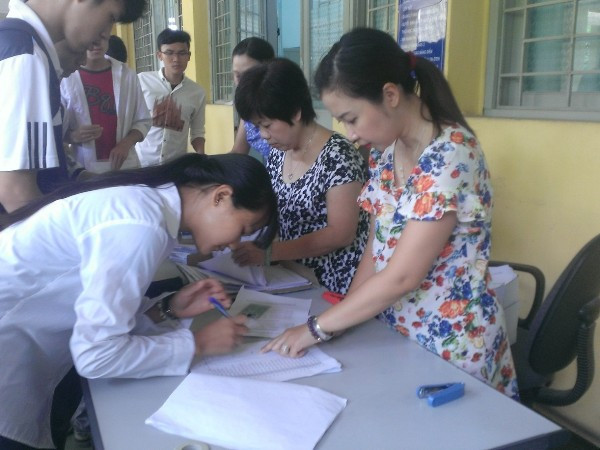 Thí sinh xếp hàng xin rút hồ sơ tại Đại học Bách khoa Hà Nội. (Ảnh: Phạm Mai/Vietnam+) Sát giờ G: Điểm chuẩn "phi mã", thí sinh sáng đỗ chiều đã trượt ảnh 1