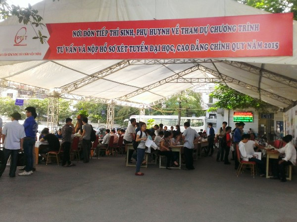 Chạy nước rút tuyển sinh đại học: Thí sinh nháo nhào rút-nộp hồ sơ ảnh 1