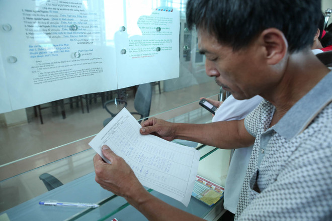 Điểm chuẩn dự kiến tăng từng ngày khiến các thí sinh, phụ huynh hoang mang. (Ảnh: Lê Minh Sơn/Vietnam+) Sát giờ G: Điểm chuẩn "phi mã", thí sinh sáng đỗ chiều đã trượt ảnh 2