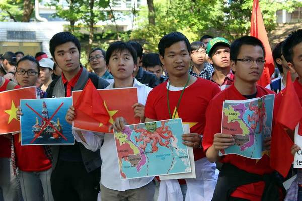 Người Việt tại Nhật phản đối trước Sứ quán Trung Quốc ảnh 6