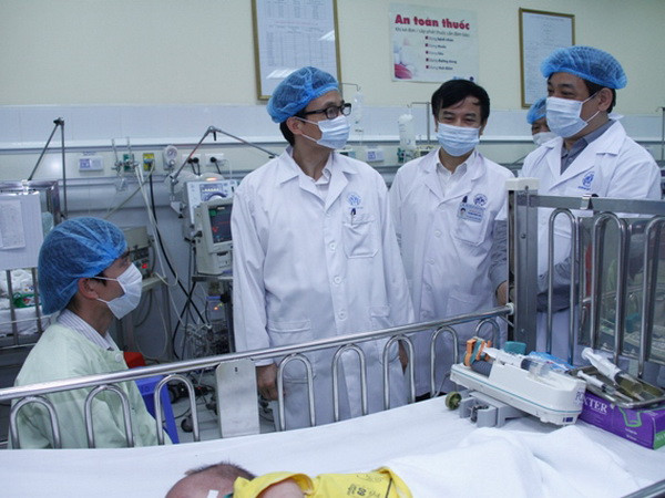 Phó Thủ tướng Vũ Đức Đam trong một lần đi thăm bệnh nhân của Bệnh viện nhi Trung ương (Nguồn: CTV) Phó Thủ tướng Vũ Đức Đam: Không để "dịch chồng dịch" ảnh 1