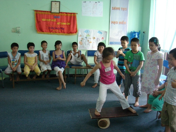 Việc tham gia các trò chơi, thể hiện các kỹ năng có thể là cách ghi điểm của học sinh để đỗ vào lớp 6. (Ảnh minh họa: PM/Vietnam+) Tuyển sinh vào lớp 6: Sẽ thi trắc nghiệm IQ, EQ, kỹ năng đồng đội ảnh 2