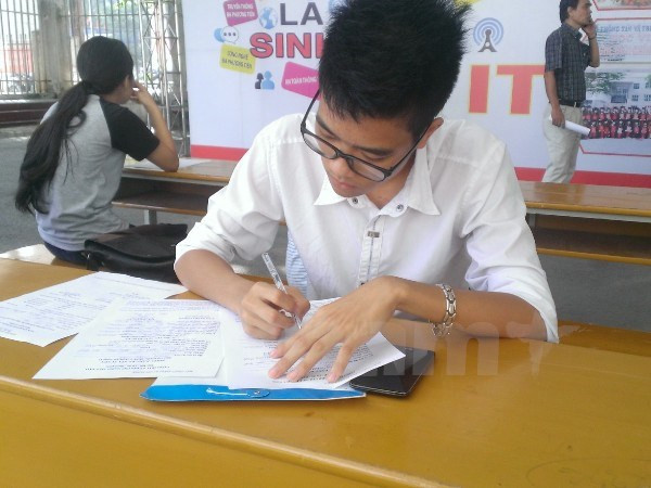 Thí sinh làm thủ tục rút hồ sơ tại Học viện Bưu chính Viễn thông. (Ảnh: PM/Vietnam+) Các trường đại học bắt đầu công bố điểm chuẩn nguyện vọng một ảnh 1
