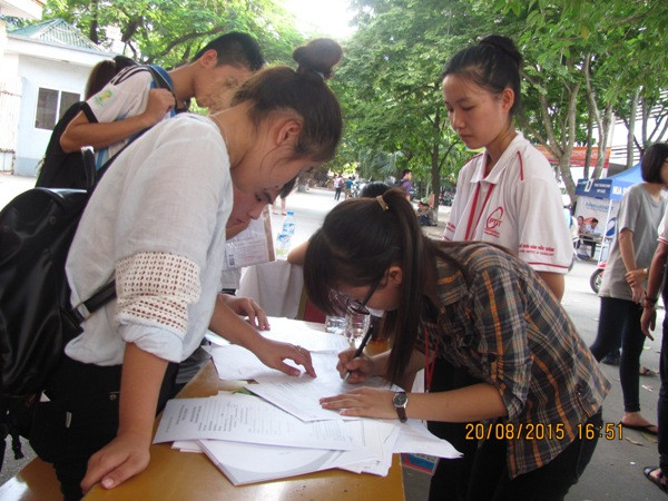 Ngày cuối vẫn đông thí sinh nộp hồ sơ, điểm chuẩn dự kiến còn tăng ảnh 1