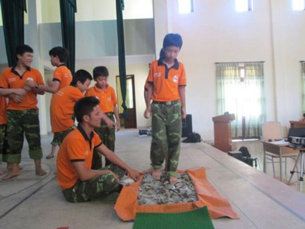 Bộ Giáo dục yêu cầu thu hồi sách dạy đi trên mảnh thuỷ tinh ảnh 1