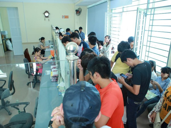 Thí sinh chờ đợi làm thủ tục tại Đại học Công nghiệp Hà Nội. (Ảnh: Lê Minh Sơn/Vietnam+) Rút hồ sơ xét tuyển đại học: Trường chỉ 2 phút, trường mất hai ngày ảnh 1