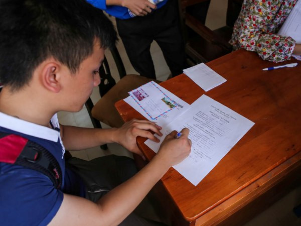 Thí sinh làm thủ tục xét tuyển tại Đại học Công nghiệp Hà Nội. (Ảnh: Lê Minh Sơn/Vietnam+) Gay cấn ngày cuối đăng ký hồ sơ đại học nguyện vọng một ảnh 1