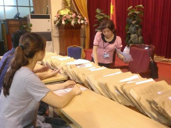Hồ sơ được Đại học Kinh tế quốc dân để sẵn trên mặt bàn, thí sinh chỉ cần chờ vài phút để cán bộ tuyển sinh trả lại. (Ảnh: PM/Vietnam+) Rút hồ sơ xét tuyển đại học: Trường chỉ 2 phút, trường mất hai ngày ảnh 2