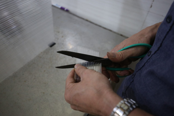 Chủ quán cơm bụi bỏ tiền lắp tấm chắn giọt bắn chống dịch ảnh 7