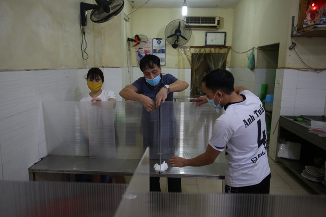 Chủ quán cơm bụi bỏ tiền lắp tấm chắn giọt bắn chống dịch ảnh 4