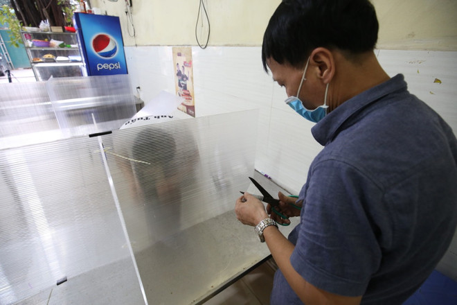 Chủ quán cơm bụi bỏ tiền lắp tấm chắn giọt bắn chống dịch ảnh 5