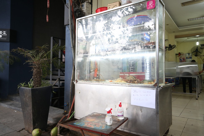 Chủ quán cơm bụi bỏ tiền lắp tấm chắn giọt bắn chống dịch ảnh 6