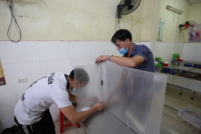 Chủ quán cơm bụi bỏ tiền lắp tấm chắn giọt bắn chống dịch ảnh 2
