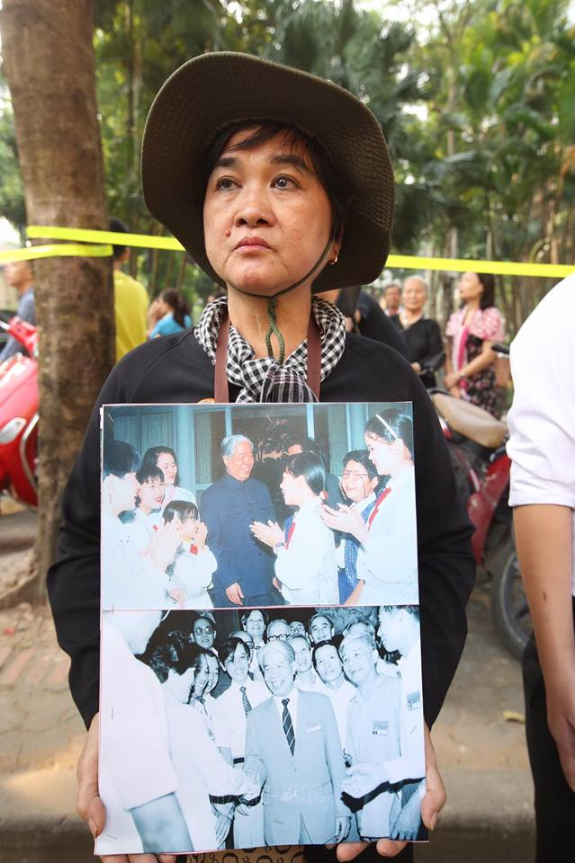 Người dân xúc động mang ảnh nguyên Tổng Bí thư Đỗ Mười chờ truy điệu ảnh 1