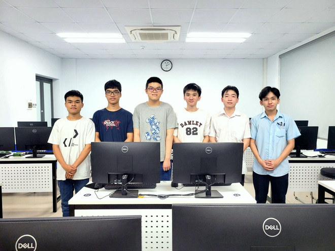 Trần Vinh Khánh (thứ ba từ phải sang) cùng các bạn học sinh đoạt giải Olympic Tin học châu Á-Thái Bình Dương năm nay. (Ảnh: PV/Vietnam+) Kỳ tích của cậu học trò Quảng Trị tại kỳ thi Olympic Tin học châu Á ảnh 2