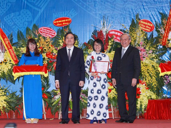 Trao chứng nhận cho 703 người đạt chuẩn chức danh giáo sư, phó giáo sư ảnh 1