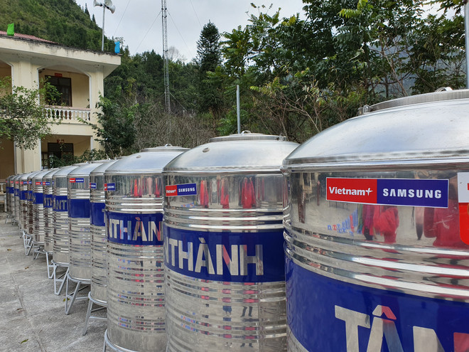 Báo VietnamPlus tặng quà cho đồng bào vùng cao thiếu nước ở Hà Giang ảnh 5