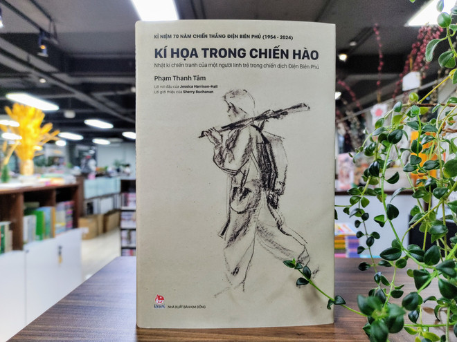 Cuốn sách từng được dịch sang tiếng Anh và tiếng Pháp nhưng nay mới được in tại Việt Nam. (Ảnh: PV/Vietnam+) Ki hoa trong chien hao.jpg