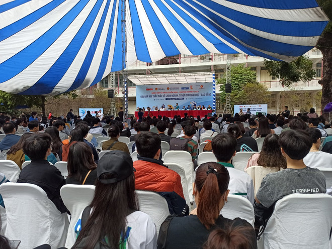 Ngày hội thu hút sự tham gia của hàng nghìn học sinh khu vực phía Bắc. (Ảnh: Phạm Mai/Vietnam+) Hàng nghìn học sinh dự ngày hội tư vấn tuyển sinh, hướng nghiệp ảnh 1