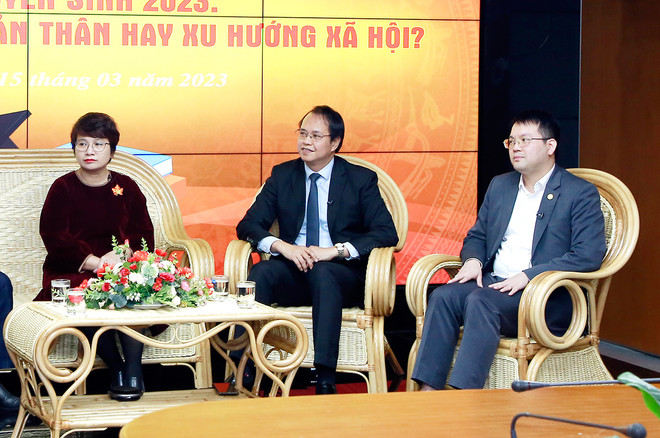 Vụ trưởng Vụ Giáo dục Đại học Nguyễn Thu Thủy và lãnh đạo các trường đại học tham gia giao lưu. (Ảnh: BTC) Chuyên gia gỡ rối cho sỹ tử trước mùa tuyển sinh đại học năm 2023 ảnh 1