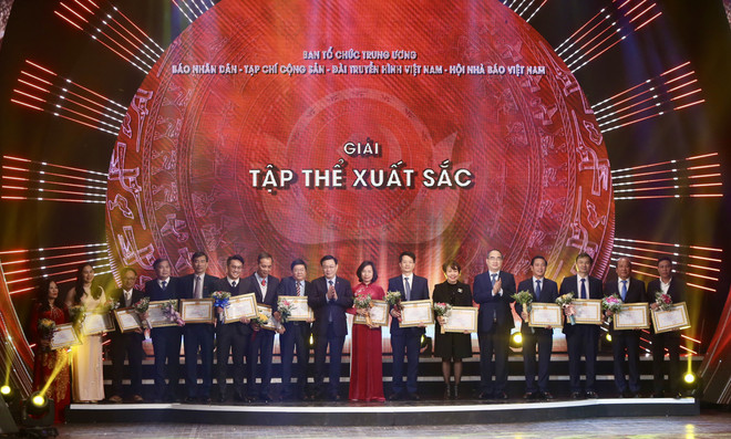 Các đơn vị nhận giải thưởng tập thể. (Ảnh: Tá Hiển/Vietnam+) VietnamPlus được xướng tên tại Giải Báo chí Toàn quốc về Xây dựng Đảng ảnh 6