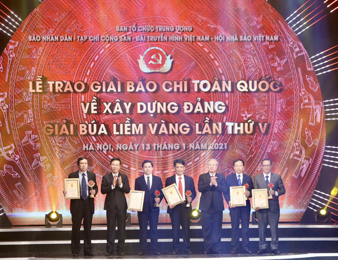Các tác giả nhận Giải A. (Ảnh: Tá Hiển/Vietnam+) VietnamPlus được xướng tên tại Giải Báo chí Toàn quốc về Xây dựng Đảng ảnh 3