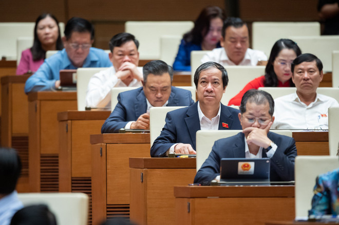 Quang cảnh phiên chất vấn. (Ảnh: CTV/Vietnam+) Bộ trưởng Bộ Xây dựng: Dùng luật khắc phục tình trạng quy hoạch treo ảnh 3