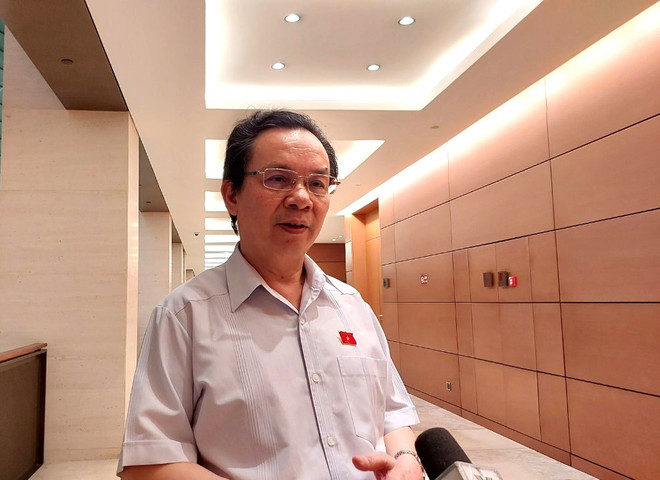 Đại biểu Hoàng Văn Cường trả lời phóng viên bên lề kỳ họp. (Ảnh: Minh Thu/Vietnam+) Đại biểu Quốc hội 'hiến kế' để tăng tốc các dự án giao thông đường bộ ảnh 2