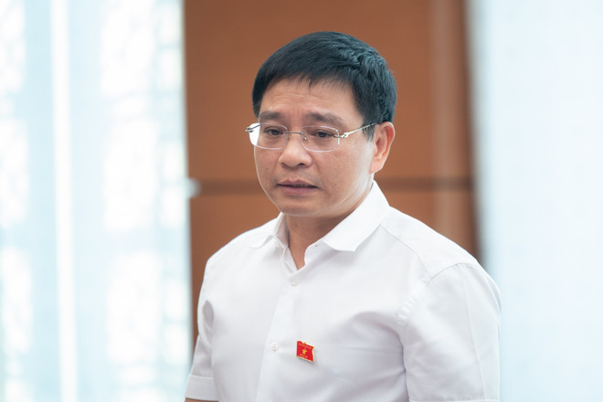 Bộ trưởng Bộ Giao thông-Vận tải Nguyễn Văn Thắng giải thích về kiến nghị tăng vốn Nhà nước. (Ảnh: PV/Vietnam+) Đại biểu Quốc hội 'hiến kế' để tăng tốc các dự án giao thông đường bộ ảnh 4
